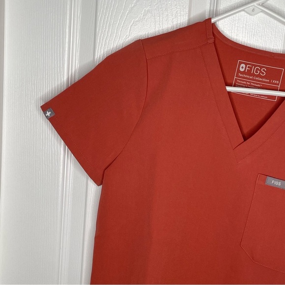 Figs Catarina One-Pocket Scrub Top in Coral/Orange XXS - Picture 4 of 11